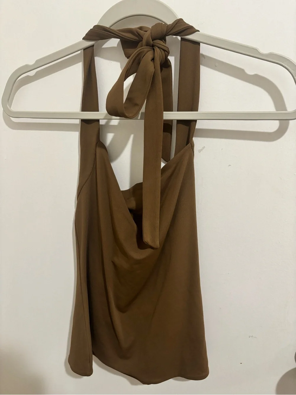Aritzia neckline close